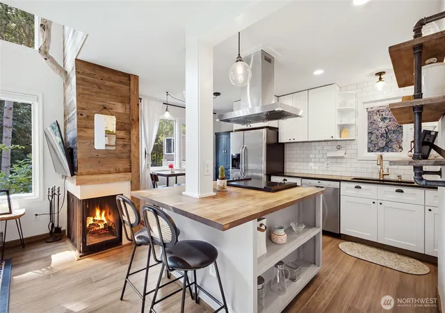 Photo 3 of Sale Pending at 3423 W Government Wy #4, Seattle, WA 98199 | MLS# NWM2574985 | Listing updated on 2026-09-25