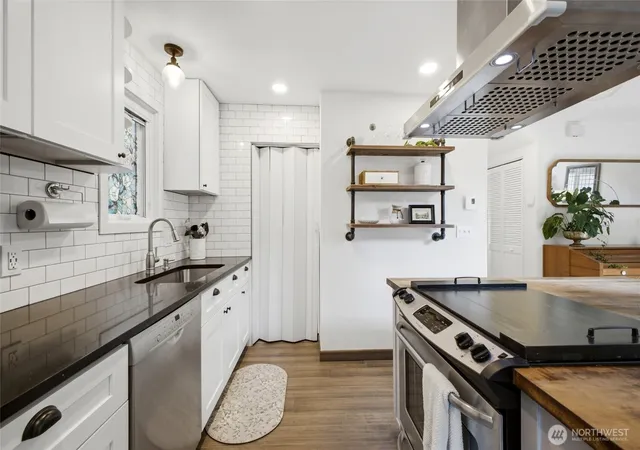 Photo 4 of Sale Pending at 3423 W Government Wy #4, Seattle, WA 98199 | MLS# NWM2574985 | Listing updated on 2026-09-25