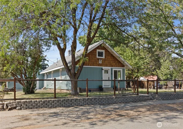 Photo 2 of Single family home for sale at 219 N Dennis St, Ellensburg, WA 98926 | MLS# NWM2574996 | Listing updated on 2026-09-28