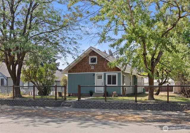 Photo 3 of Single family home for sale at 219 N Dennis St, Ellensburg, WA 98926 | MLS# NWM2574996 | Listing updated on 2026-09-28