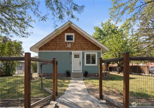 Photo 3 of Single family home for sale at 219 N Dennis St, Ellensburg, WA 98926 | MLS# NWM2574996 | Listing updated on 2026-09-28