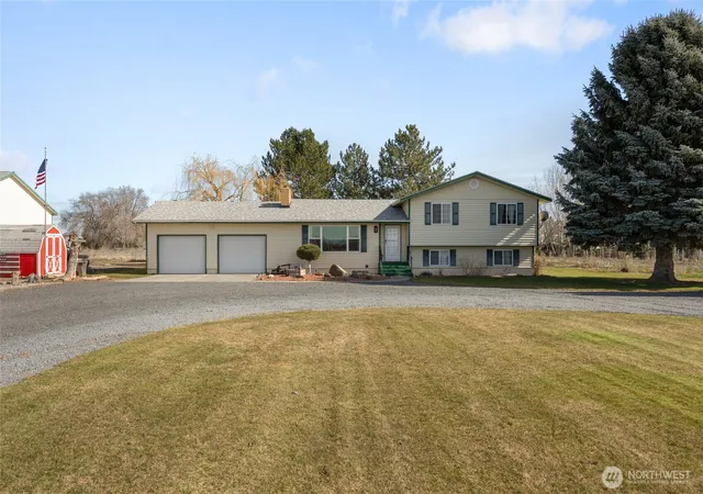 Photo 2 of Single family home for sale at 6919 D5 Rd Ne, Moses Lake, WA 98837 | MLS# NWM2575001 | Listing updated on 2026-10-01