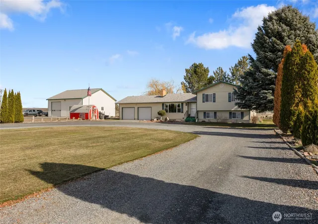Photo 3 of Single family home for sale at 6919 D5 Rd Ne, Moses Lake, WA 98837 | MLS# NWM2575001 | Listing updated on 2026-10-01