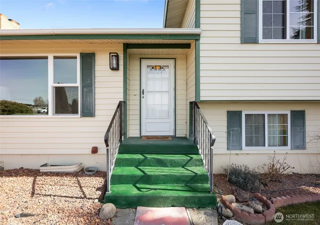 Photo 3 of Single family home for sale at 6919 D5 Rd NE, Moses Lake, WA 98837 | MLS# NWM2575001 | Listing updated on 2026-10-01