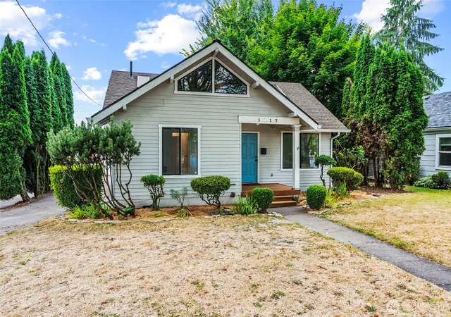 Photo 1 of Single family home for sale at 1817 Nichols Blvd, Longview, WA 98632 | MLS# NWM2575043 | Listing updated on 2026-09-25