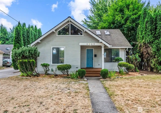 Photo 3 of Single family home for sale at 1817 Nichols Blvd, Longview, WA 98632 | MLS# NWM2575043 | Listing updated on 2026-09-25