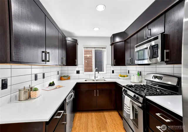 Photo 3 of Townhouse for sale at 2122 Ne 89Th St, Seattle, WA 98115 | MLS# NWM2575055 | Listing updated on 2026-10-01
