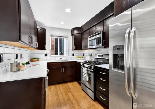 Photo 4 of Townhouse for sale at 2122 Ne 89Th St, Seattle, WA 98115 | MLS# NWM2575055 | Listing updated on 2026-10-01
