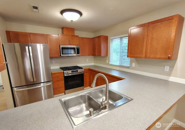 Photo 4 of Townhouse for sale at 5810 137th Place SE, Everett, WA 98208 | MLS# NWM2575100 | Listing updated on 2026-09-30