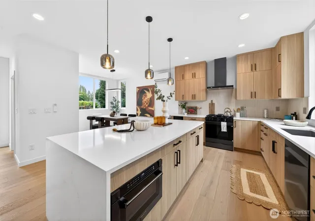 Photo 4 of Single family home for sale at 8512 15Th Ave Ne, Seattle, WA 98115 | MLS# NWM2575105 | Listing updated on 2026-10-02