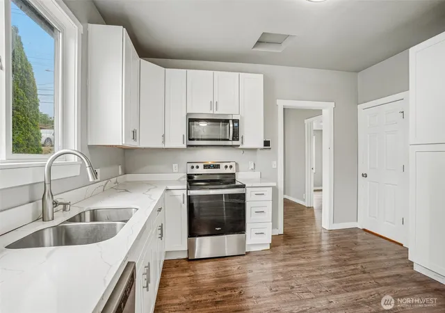 Photo 4 of Sale Pending at 3319 E Grandview Ave, Tacoma, WA 98404 | MLS# NWM2575112 | Listing updated on 2026-09-27