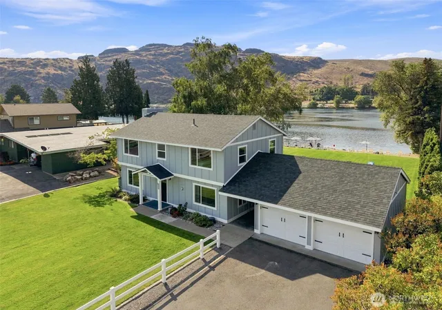 Photo 1 of Single family home for sale at 663 Riverside Dr, Pateros, WA 98846 | MLS# NWM2575119 | Listing updated on 2026-09-25