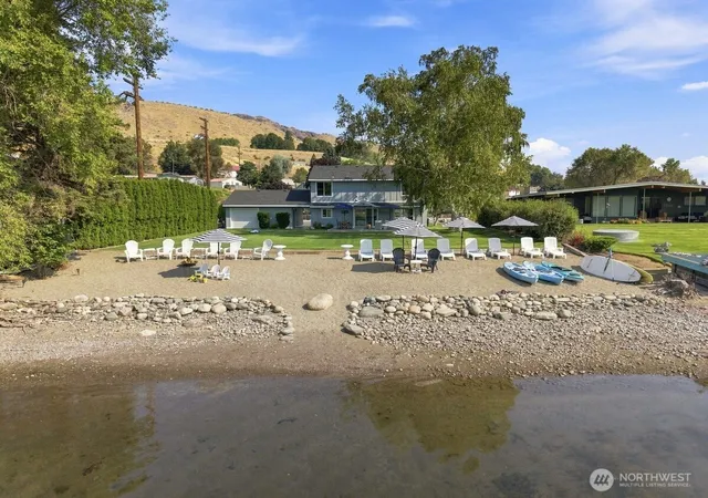 Photo 3 of Single family home for sale at 663 Riverside Dr, Pateros, WA 98846 | MLS# NWM2575119 | Listing updated on 2026-09-25
