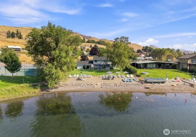 Photo 3 of Single family home for sale at 663 Riverside Dr, Pateros, WA 98846 | MLS# NWM2575119 | Listing updated on 2026-09-25