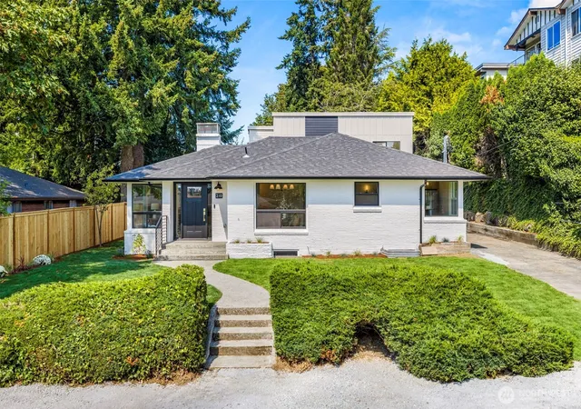 Photo 1 of Condo for sale at 210 N 115th St, Seattle, WA 98133 | MLS# NWM2575168 | Listing updated on 2026-10-01