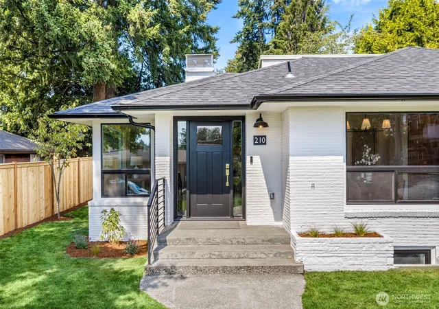 Photo 2 of Condo for sale at 210 N 115th St, Seattle, WA 98133 | MLS# NWM2575168 | Listing updated on 2026-10-01