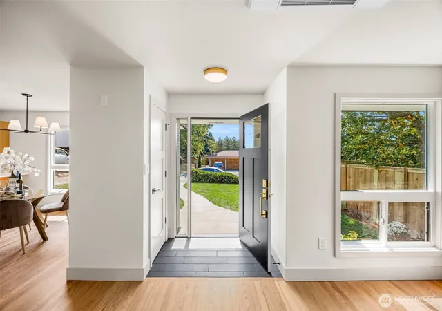 Photo 4 of Condo for sale at 210 N 115Th St, Seattle, WA 98133 | MLS# NWM2575168 | Listing updated on 2026-10-01