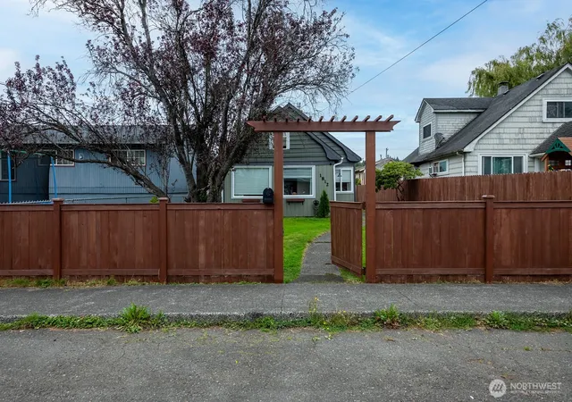 Photo 2 of Single family home for sale at 1812 Bay Ave, Aberdeen, WA 98520 | MLS# NWM2575227 | Listing updated on 2026-09-25