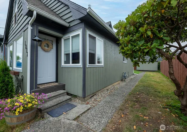 Photo 3 of Single family home for sale at 1812 Bay Ave, Aberdeen, WA 98520 | MLS# NWM2575227 | Listing updated on 2026-09-25