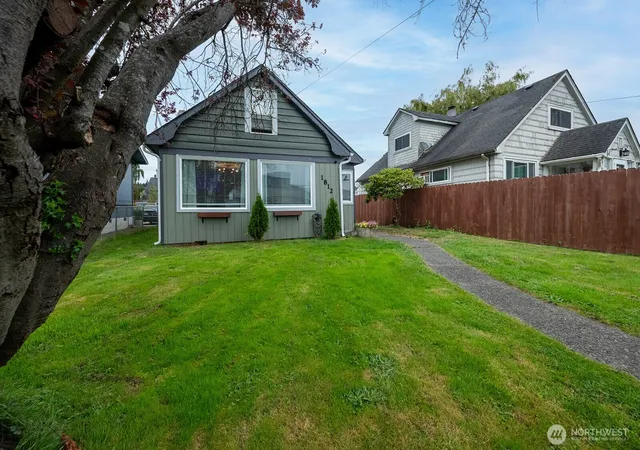 Photo 3 of Single family home for sale at 1812 Bay Ave, Aberdeen, WA 98520 | MLS# NWM2575227 | Listing updated on 2026-09-25