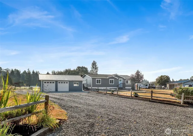 Photo 4 of Manufactured home for sale at 7633 Avery Ln, Custer, WA 98240 | MLS# NWM2575265 | Listing updated on 2026-09-25