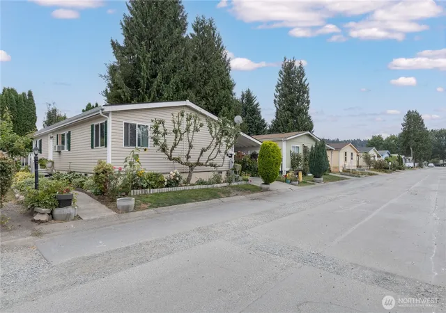 Photo 2 of Manufactured home for sale at 607 Se 37th St #94, Auburn, WA 98002 | MLS# NWM2575284 | Listing updated on 2026-09-25
