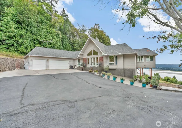 Photo 1 of Single family home for sale at 1663 E State Route 4, Cathlamet, WA 98612 | MLS# NWM2575328 | Listing updated on 2026-09-29