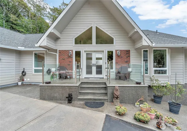 Photo 2 of Single family home for sale at 1663 E State Route 4, Cathlamet, WA 98612 | MLS# NWM2575328 | Listing updated on 2026-09-29