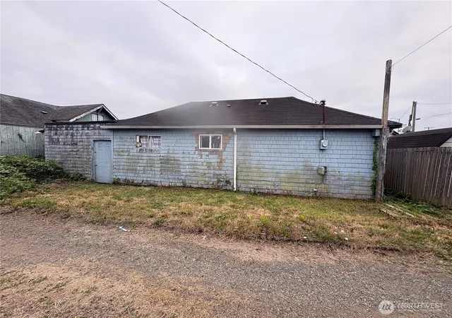 Photo 3 of Single family home for sale at 2615 Bay Ave, Aberdeen, WA 98520 | MLS# NWM2575335 | Listing updated on 2026-09-24