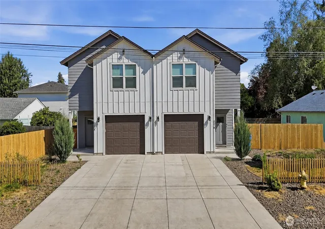 Multi family home for sale at 957 Willow St, Kelso, WA 98626 | MLS# NWM2575339