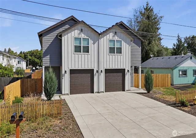 Photo 2 of Multi family home for sale at 957 Willow St, Kelso, WA 98626 | MLS# NWM2575339 | Listing updated on 2026-09-29