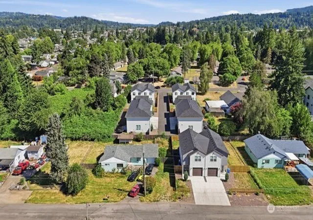 Photo 3 of Multi family home for sale at 957 Willow St, Kelso, WA 98626 | MLS# NWM2575339 | Listing updated on 2026-09-29