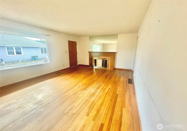 Photo 2 of Single family home for sale at 610 Sw Front Ave, Castle Rock, WA 98611 | MLS# NWM2575353 | Listing updated on 2026-09-25