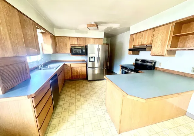 Photo 3 of Single family home for sale at 610 Sw Front Ave, Castle Rock, WA 98611 | MLS# NWM2575353 | Listing updated on 2026-09-25
