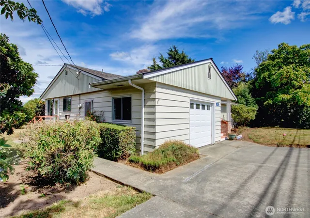 Photo 3 of Single family home for sale at 17483 Peterson Rd, Burlington, WA 98233 | MLS# NWM2575358 | Listing updated on 2026-09-25
