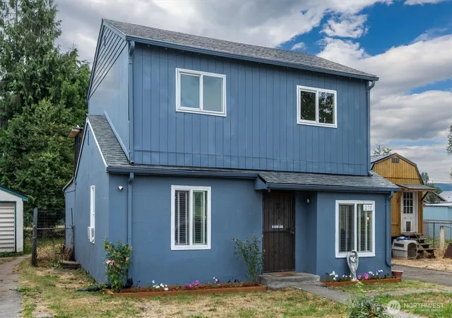 Photo 2 of Single family home for sale at 270 23rd Ave, Longview, WA 98632 | MLS# NWM2575402 | Listing updated on 2026-10-01