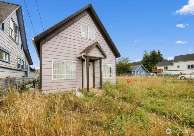 Photo 1 of Single family home for sale at 1025 Arnold Ave, Hoquiam, WA 98550 | MLS# NWM2575437 | Listing updated on 2026-09-25