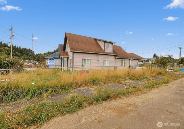 Photo 2 of Single family home for sale at 1025 Arnold Ave, Hoquiam, WA 98550 | MLS# NWM2575437 | Listing updated on 2026-09-25