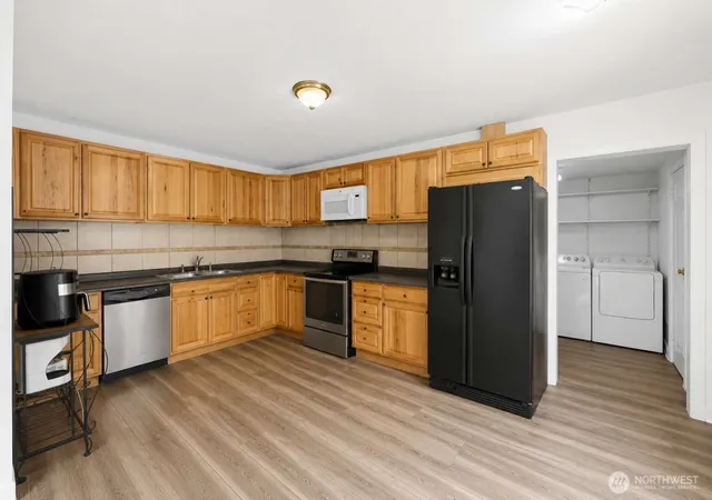Photo 3 of Single family home for sale at 1025 Arnold Ave, Hoquiam, WA 98550 | MLS# NWM2575437 | Listing updated on 2026-09-25
