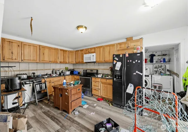 Photo 3 of Single family home for sale at 1025 Arnold Ave, Hoquiam, WA 98550 | MLS# NWM2575437 | Listing updated on 2026-09-25