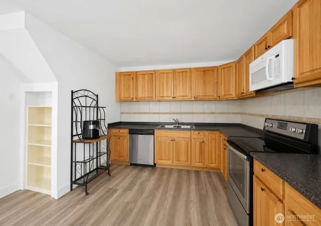 Photo 4 of Single family home for sale at 1025 Arnold Ave, Hoquiam, WA 98550 | MLS# NWM2575437 | Listing updated on 2026-09-25