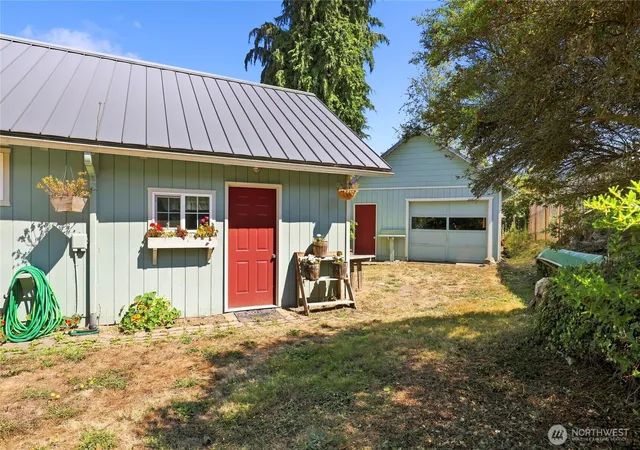 Photo 3 of Single family home for sale at 41 Hemlock Dr, Port Townsend, WA 98368 | MLS# NWM2575445 | Listing updated on 2026-09-29