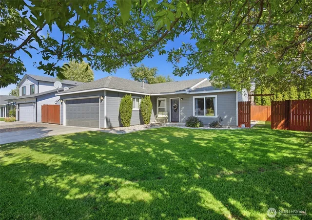 Photo 1 of Single family home for sale at 329 E Belair Dr, Moses Lake, WA 98837 | MLS# NWM2575453 | Listing updated on 2026-09-28