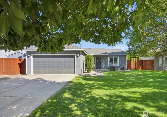 Photo 2 of Single family home for sale at 329 E Belair Dr, Moses Lake, WA 98837 | MLS# NWM2575453 | Listing updated on 2026-09-28