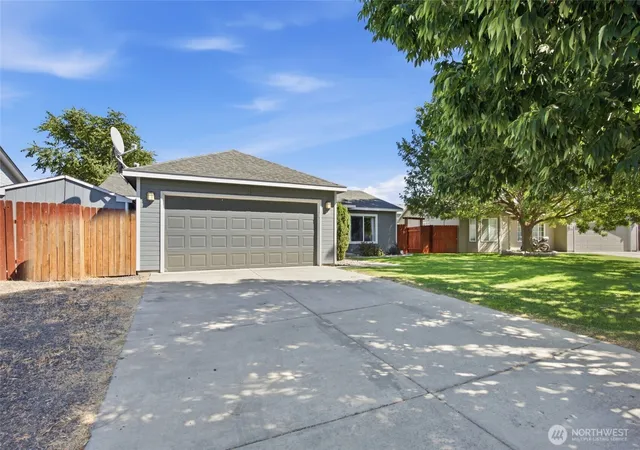 Photo 3 of Single family home for sale at 329 E Belair Dr, Moses Lake, WA 98837 | MLS# NWM2575453 | Listing updated on 2026-09-28