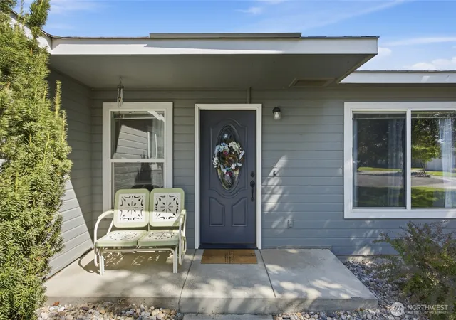 Photo 3 of Single family home for sale at 329 E Belair Dr, Moses Lake, WA 98837 | MLS# NWM2575453 | Listing updated on 2026-09-28