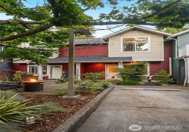 Photo 3 of Townhouse for sale at 9406 Linden Ave N #B, Seattle, WA 98103 | MLS# NWM2575461 | Listing updated on 2026-09-25