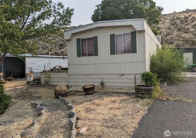 Photo 2 of Manufactured home for sale at 4422 Cindi Ln Ne #17, Moses Lake, WA 98837 | MLS# NWM2575477 | Listing updated on 2026-09-25