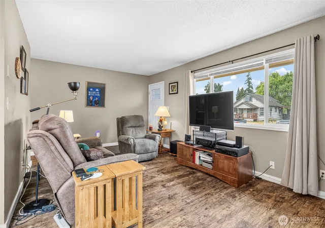 Photo 3 of Single family home for sale at 282 25Th Ave, Longview, WA 98632 | MLS# NWM2575494 | Listing updated on 2026-09-23
