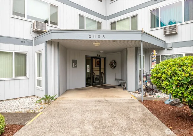 Photo 3 of Sale Pending at 2005 Tibbetts Dr #201, Longview, WA 98632 | MLS# NWM2575583 | Listing updated on 2026-09-26
